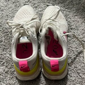 white nike running shoes size 6